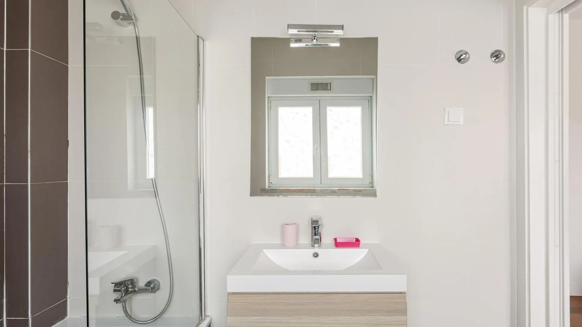 Joivy Modern Flat Near Estrela Garden Apartment Lisbon