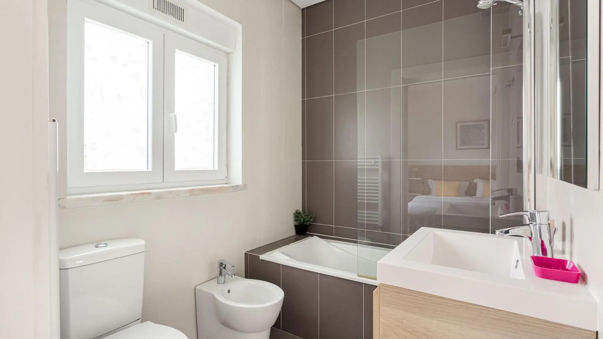 Joivy Modern Flat Near Estrela Garden Apartment Lisbon